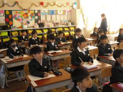 先生のお話もしっかり聞いています。
