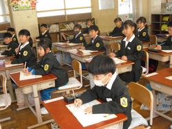 先生のお話もしっかり聞いています。