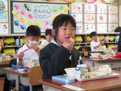 1年生給食の様子