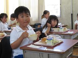 1年生給食の様子