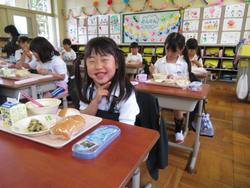 1年生給食の様子