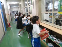 昼休みの図書室前