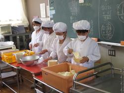 給食の準備