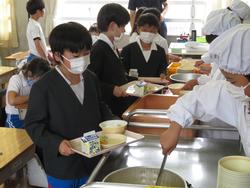 給食の準備