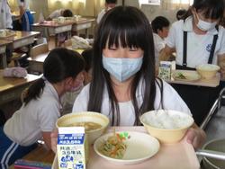 給食の準備