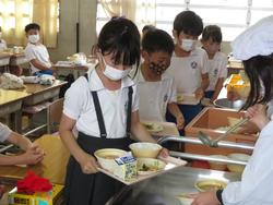 給食の準備