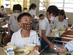 給食の準備