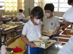 給食の準備