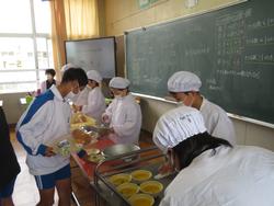 給食の準備
