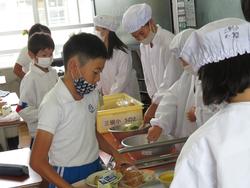 給食の準備