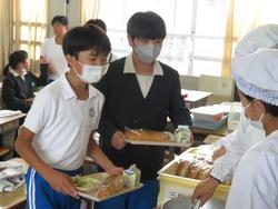 給食の準備