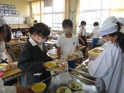 給食の準備