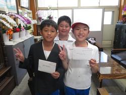 手紙を渡す2年生