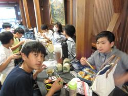 昼食の様子