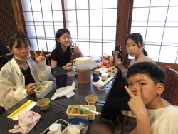 昼食の様子
