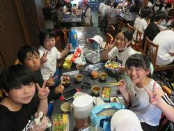 昼食の様子