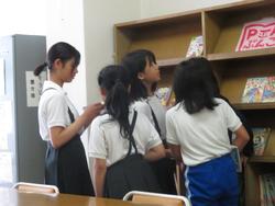 昼休みの図書室の様子