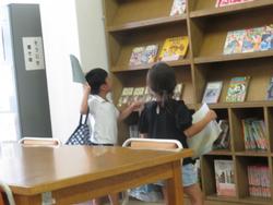 昼休みの図書室の様子