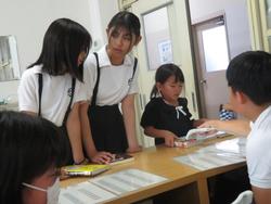 昼休みの図書室の様子