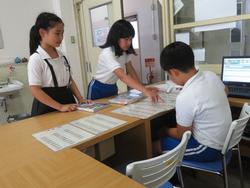 昼休みの図書室の様子