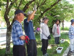 老人クラブの方々と花植え