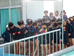 4年生着衣水泳