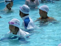 1年生着衣水泳