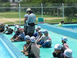 1年生着衣水泳