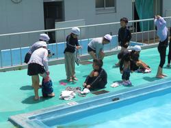 1年生着衣水泳
