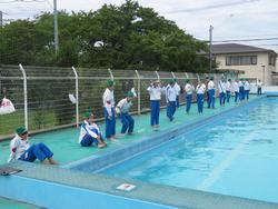 6年生着衣水泳