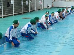 6年生着衣水泳