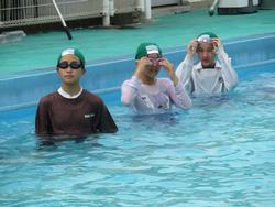 6年生着衣水泳