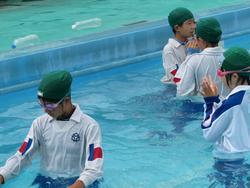 6年生着衣水泳