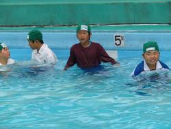 6年生着衣水泳