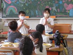 2年生給食の様子