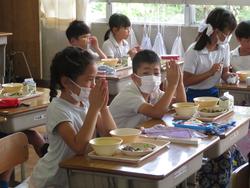 2年生給食の様子