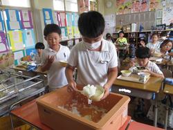 2年生給食の様子