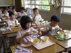 2年生給食の様子