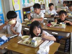 2年生給食の様子