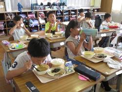 2年生給食の様子