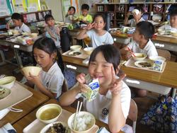 2年生給食の様子