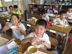 2年生給食の様子