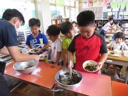 2年生給食の様子