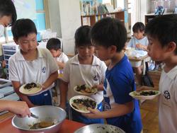 2年生給食の様子