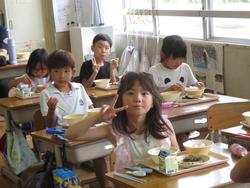 2年生給食の様子