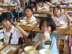 2年生給食の様子