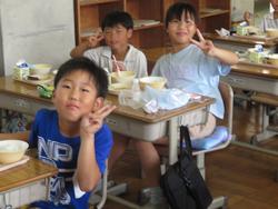 2年生給食の様子