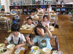 2年生給食の様子