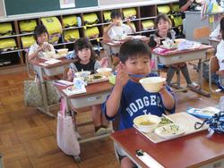 1年生給食の様子