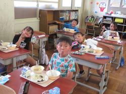 1年生給食の様子